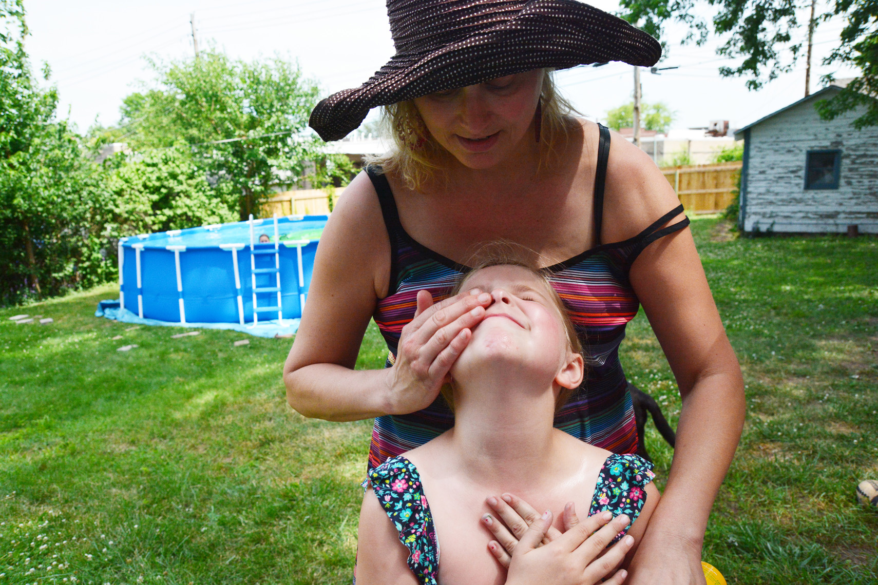 mom and child sunscreen
